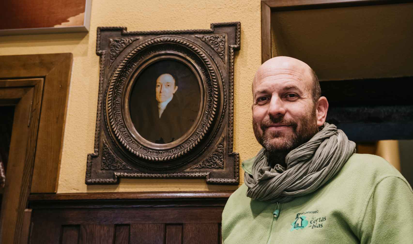Manuel Galán frente a un retrato de Álvaro Flórez Estrada