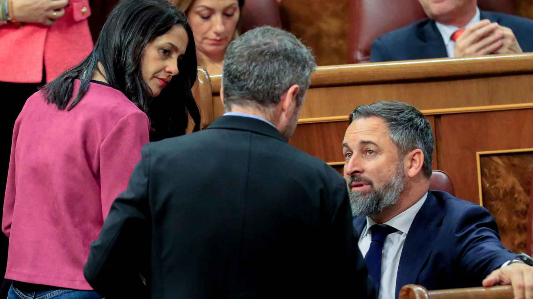 Santiago Abascal conversa, este jueves en el Congreso, con Inés Arrimada y Guillermo Díaz.