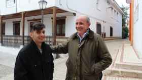 Ramón Castresana, director de la Fundación Iberdrola, con el joven Daniel Mesa en Illescas.