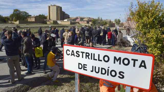 Cartel de entrada a Castrillo Mota de Judíos el día que se inauguró el cambio de denominación en 2015