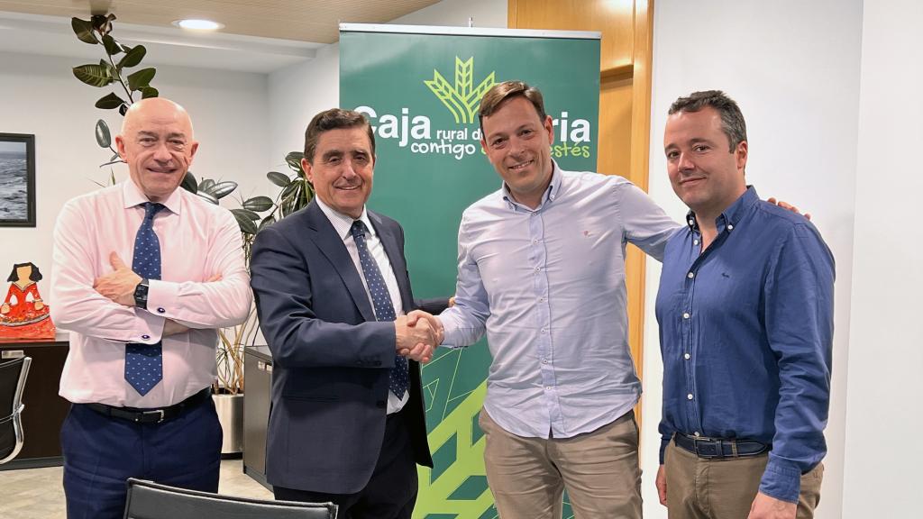 El presidente de Caja Rural de Soria, Carlos Martínez Izquierdo; y el presidente del Club Deportivo Calasanz, Gonzalo Irigoyen, durante la firma del acuerdo de colaboración