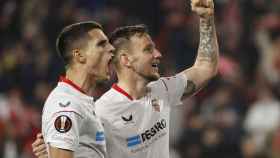 Rakitic y Lamela celebran el segundo gol del Sevilla.