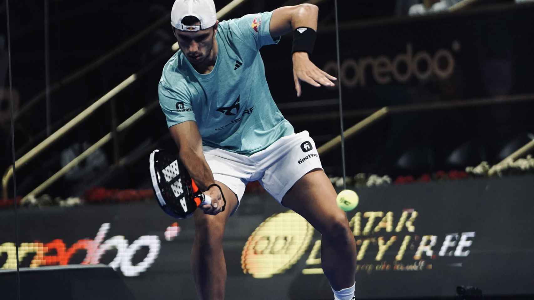 Alejandro Galán juega una bola baja en el torneo de Doha