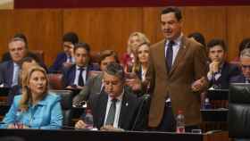 El presidente de la Junta de Andalucía, Juanma Moreno, durante la sesión de control en el Parlamento.
