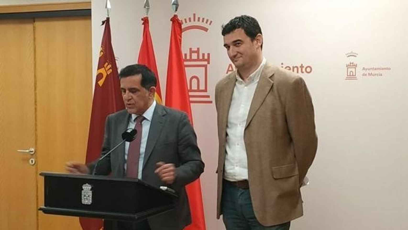 El alcalde de Murcia y cabeza de lista del PSOE, José Antonio Serrano, junto al entonces portavoz de Podemos en el Ayuntamiento, Ginés Ruiz.