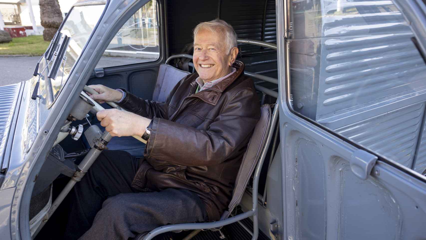 José Luis Filgueira al volante de un Citroën Azu, un vehículo para los comerciantes de la época.