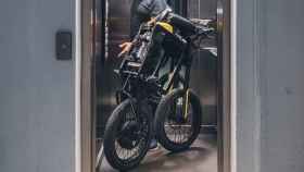 La moto Colibri M22 plegada en un ascensor.
