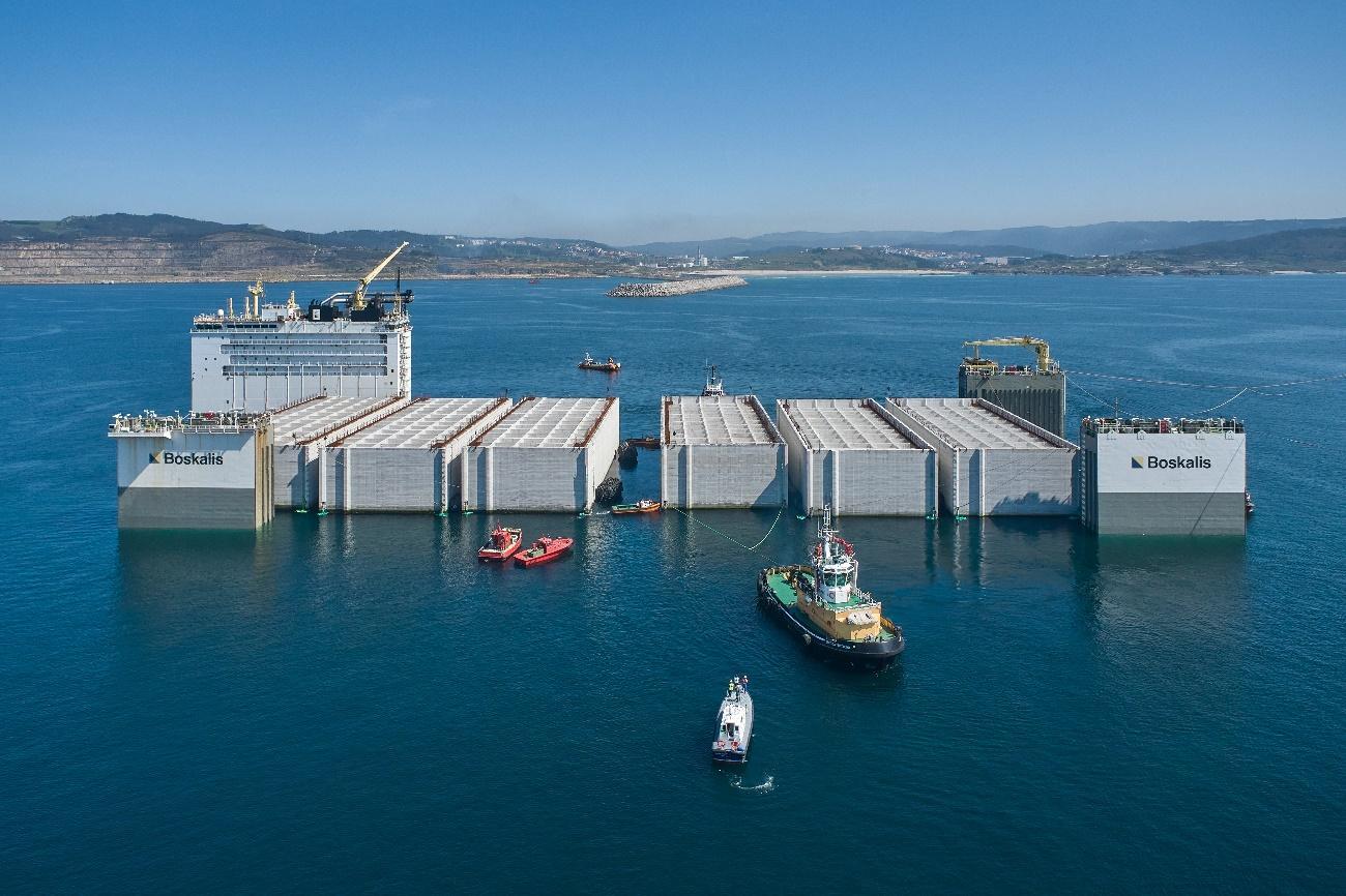 Imagen: Foto aérea del puerto exterior de A Coruña. Operación carga de cajones en Boka Vanguard 