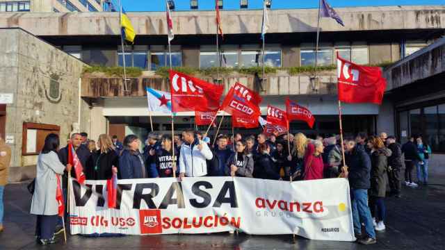 Trabajadores de Vitrasa delante del Ayuntamiento de Vigo en una imagen de archivo.