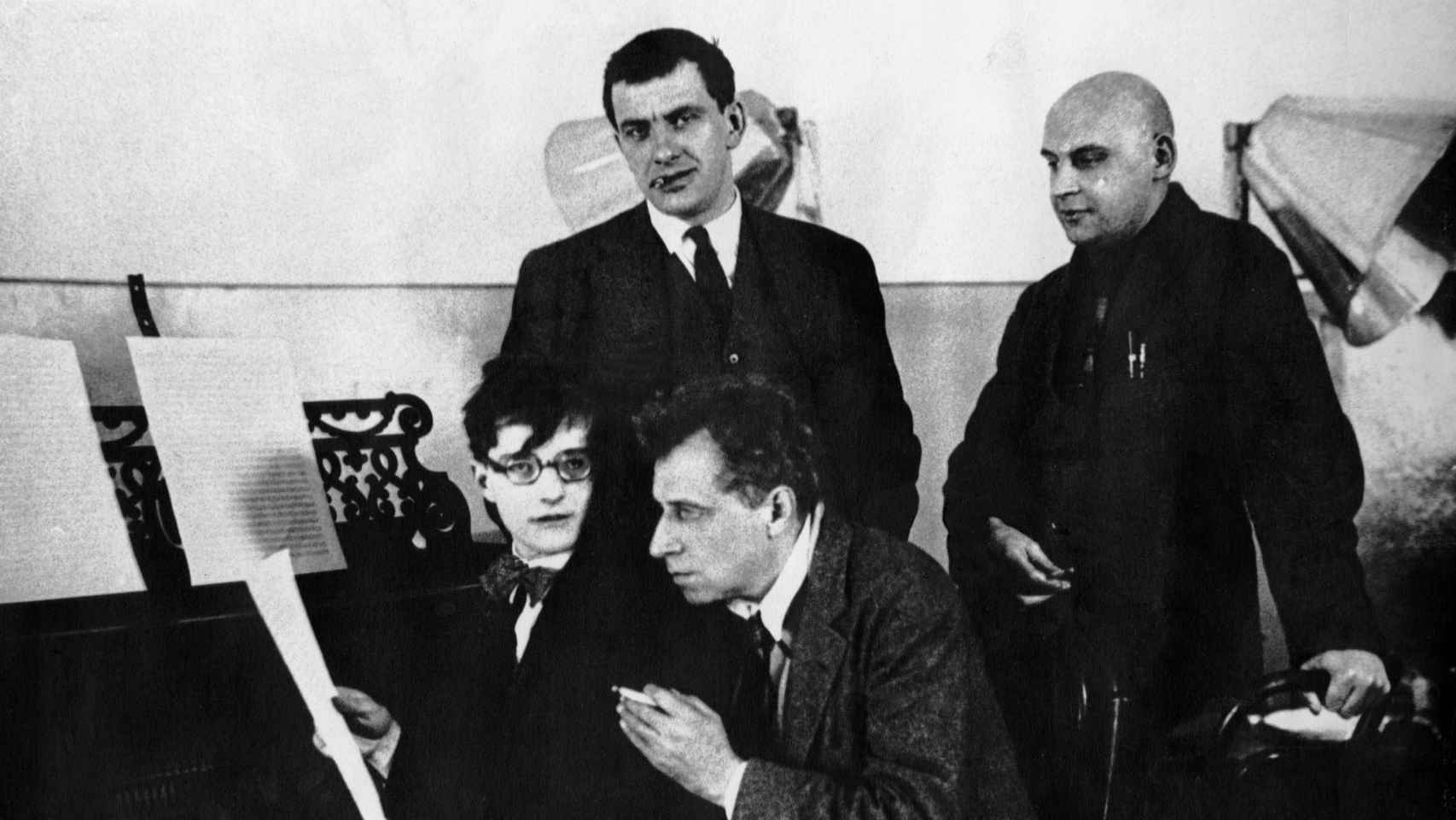 Shostakóvich, Vladímir Mayakovski, Vsiévolod E. Meyerhold y Aleksandr Ródchenko durante la producción de la obra de teatro 'La chinche', que se estrenaría en Moscú en 1929