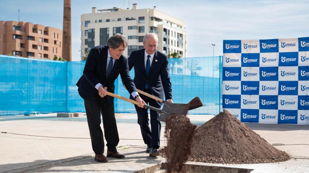 Francisco de la Torre, alcalde de Málaga, y Ricardo Pumar, presidente de Grupo Insur, en la puesta de la primera piedra de Ágora.