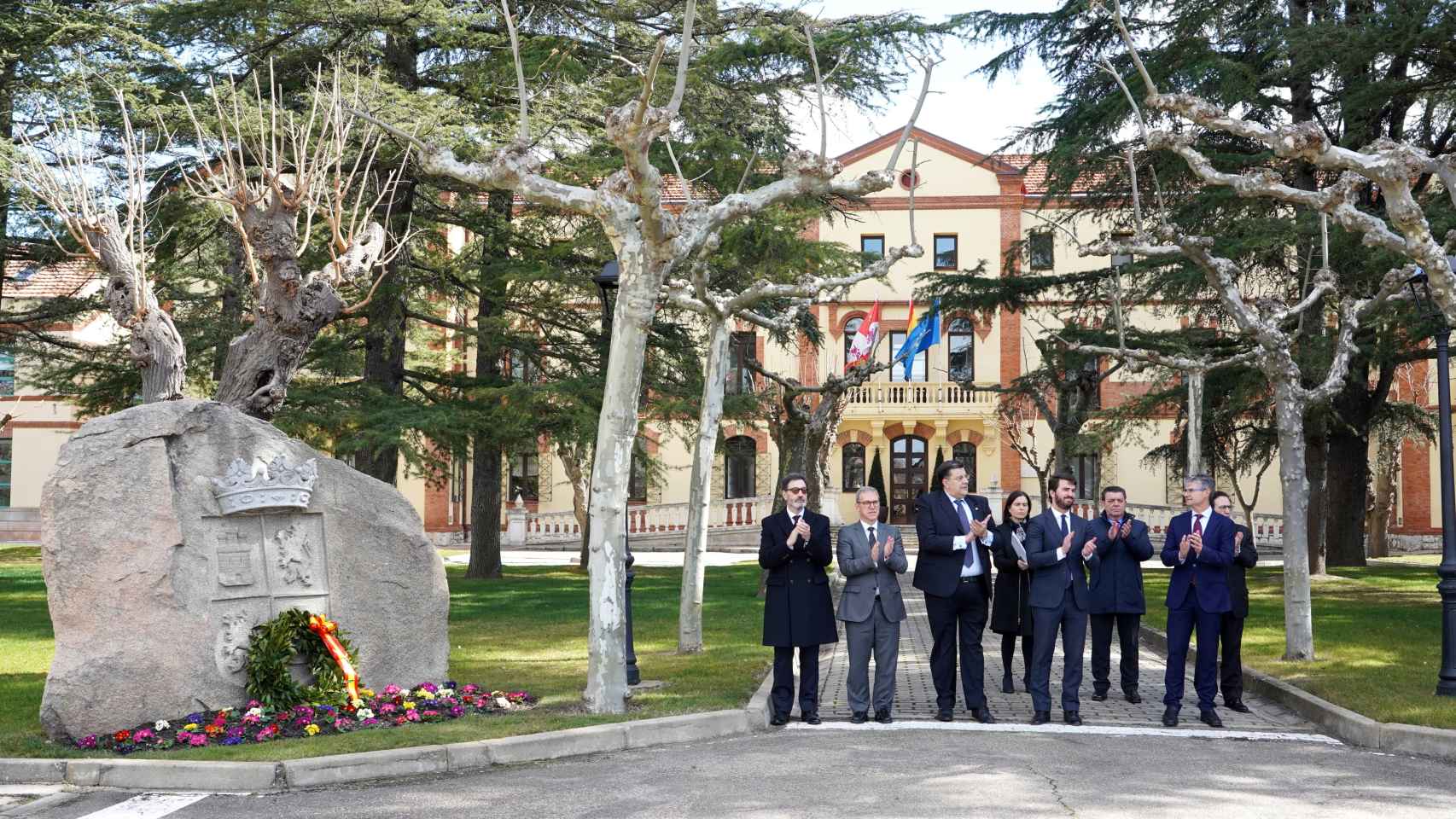 Imagen del minuto de silencio por las víctimas del terrorismo celebrado este viernes en la sede de la Junta de Castilla y León.