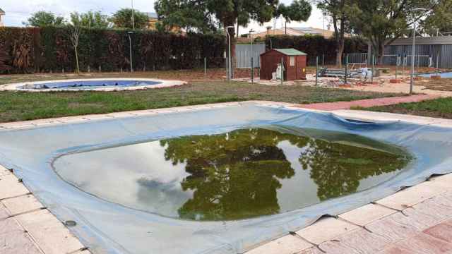 Piscinas municipales al aire libre de San Vicente inutilizadas tras una obra en la piscina cubierta.