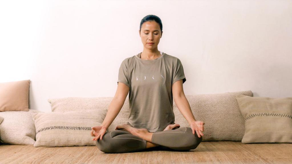 Xuan Lan en su estudio practicando yoga con las prendas de Born Living Yoga.