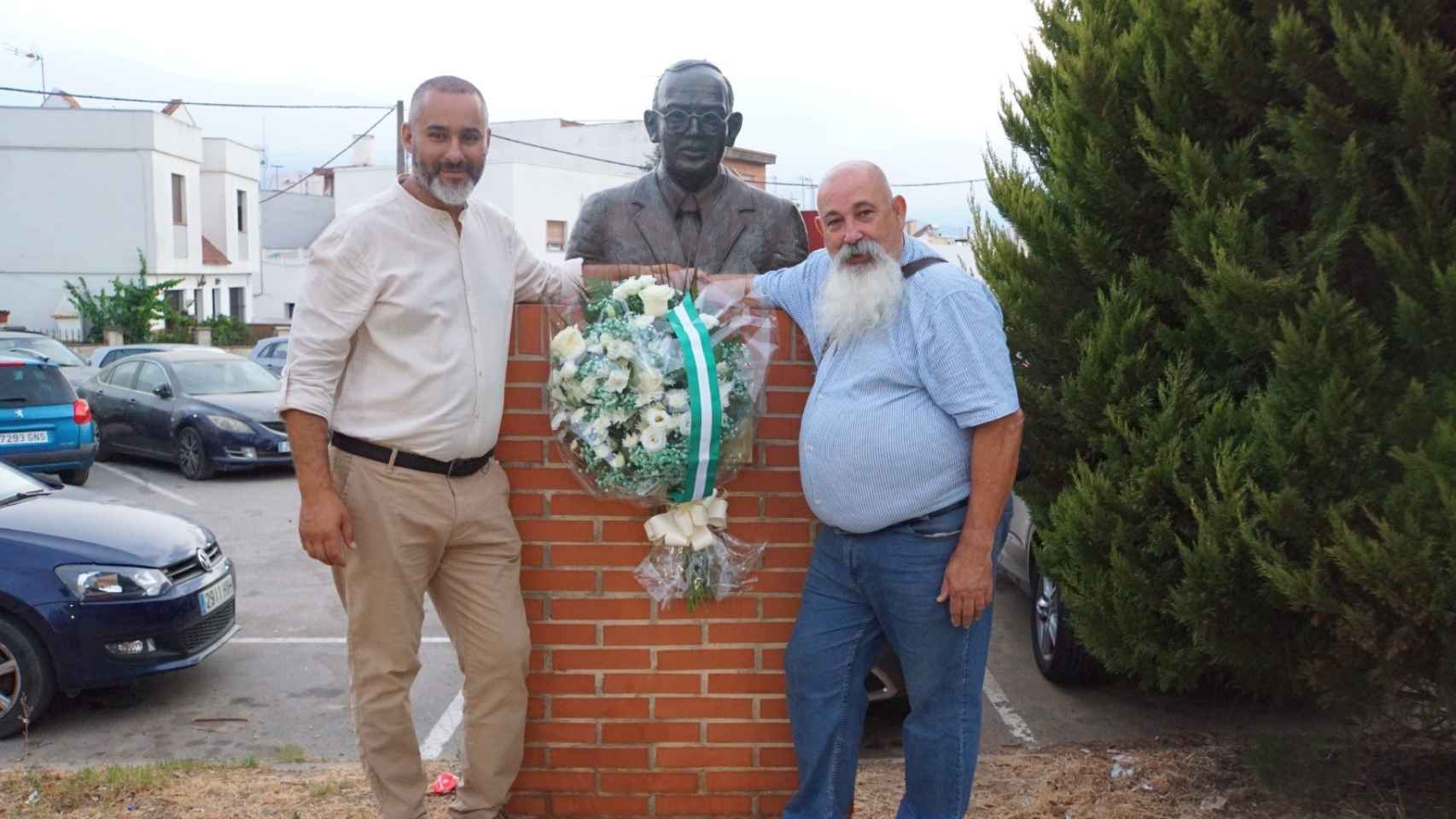 Driss, junto con un compañero, durante un homenaje a Blas Infante.