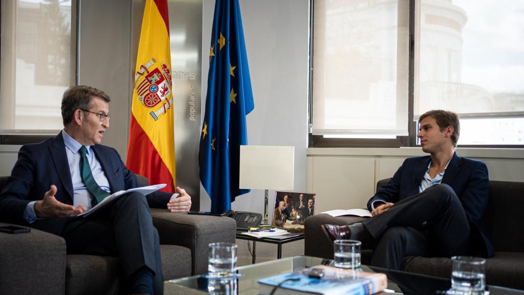 Alberto Núñez Feijóo y Pepe Luis Vázquez, periodista de EL ESPAÑOL.