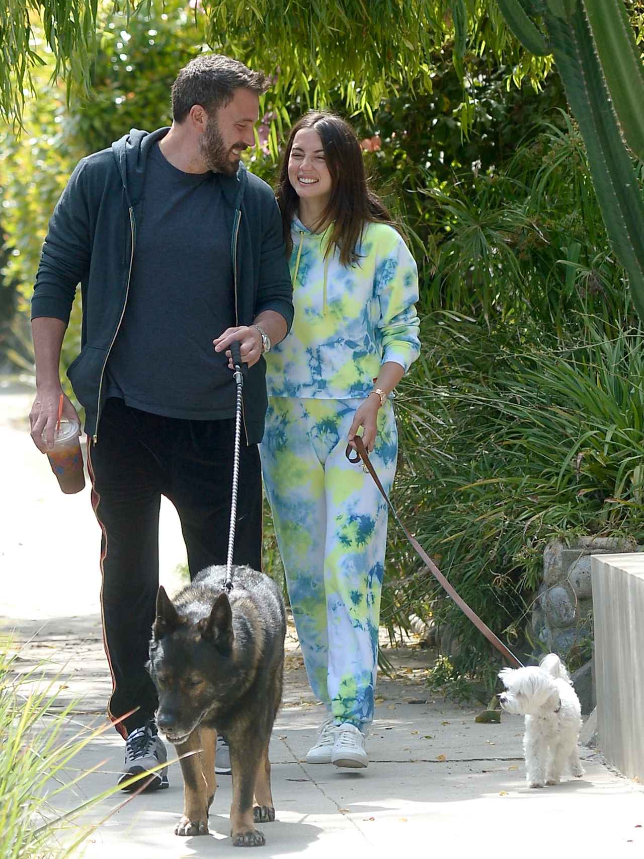 Ana de Armas y Ben Affleck paseando a sus perros por las calles de Los Ángeles.