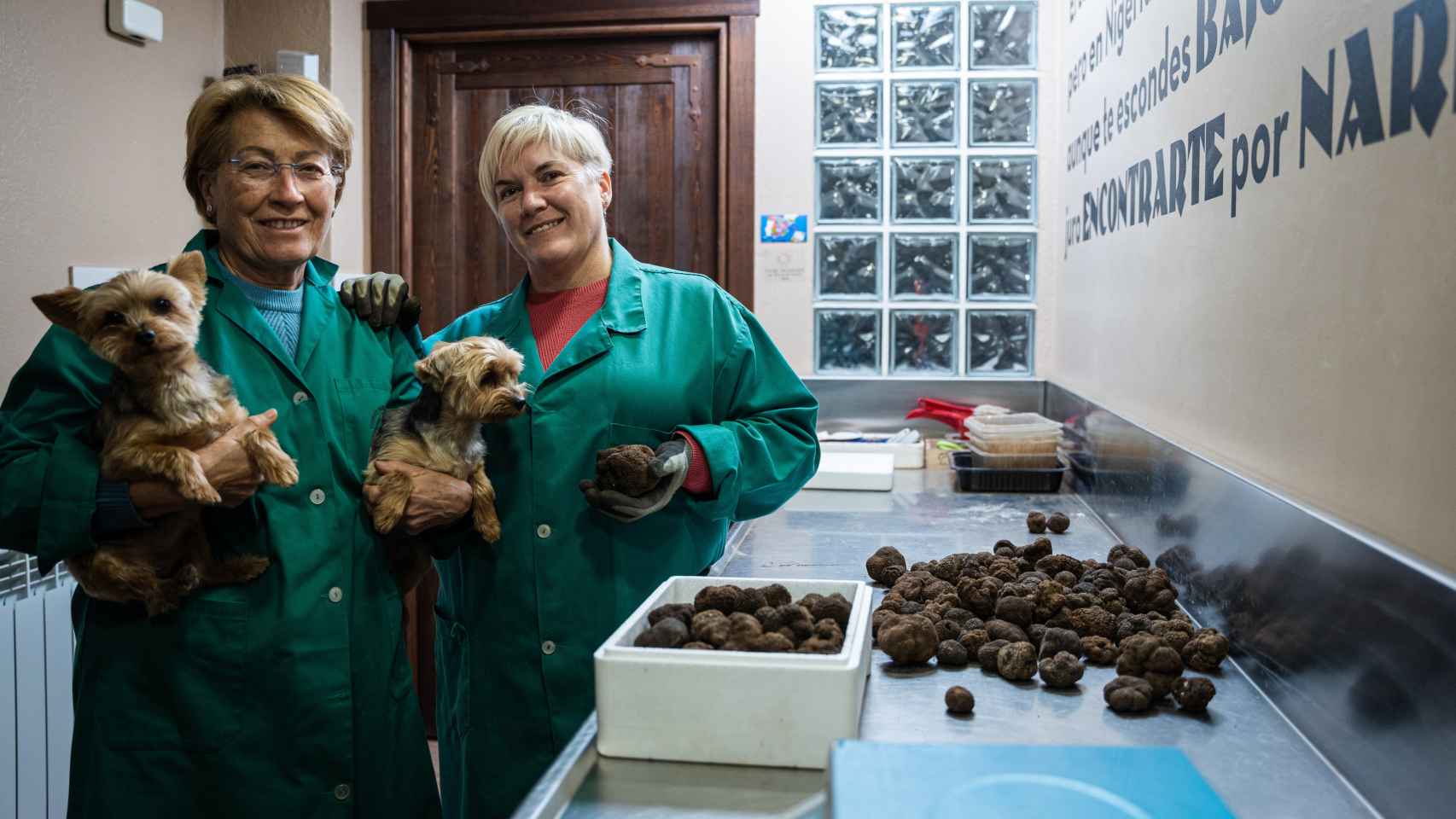 María Redón e Isabel Bertolín, madre e hija pertenecientes a una de las primeras familias truficultoras, junto a sus perros Elvis y Fly.