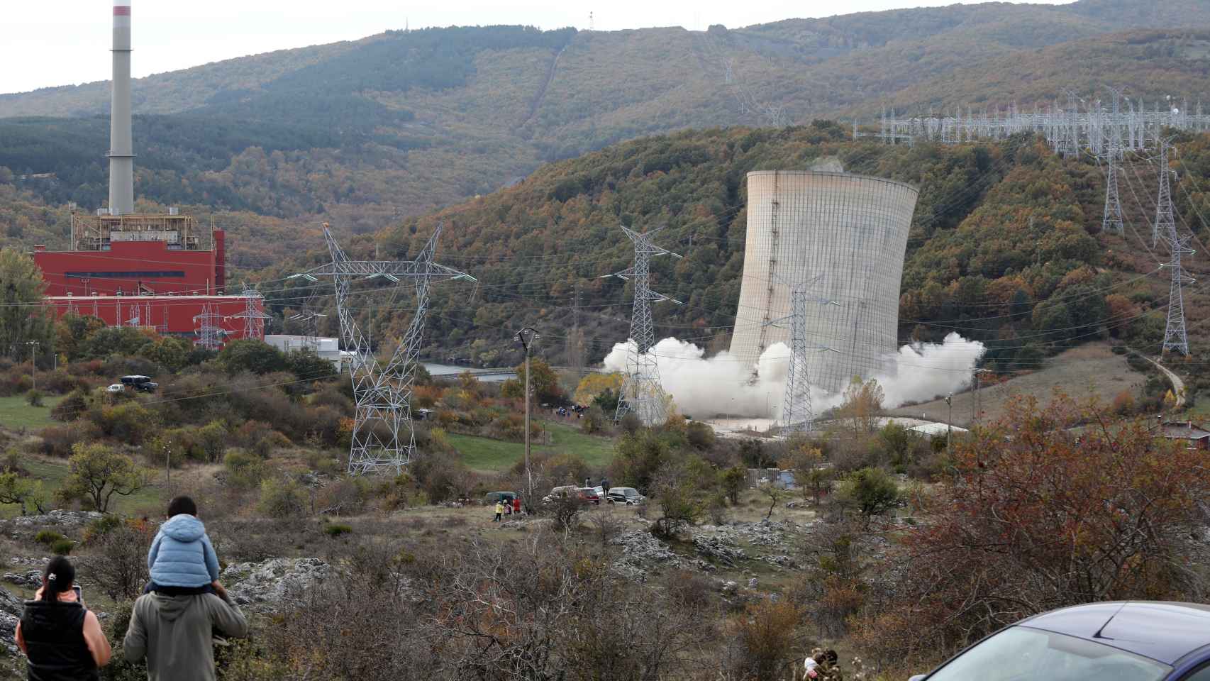 Imagen del derribo de la torre de refrigeración de la central térmica de Velilla del Río Carrión.