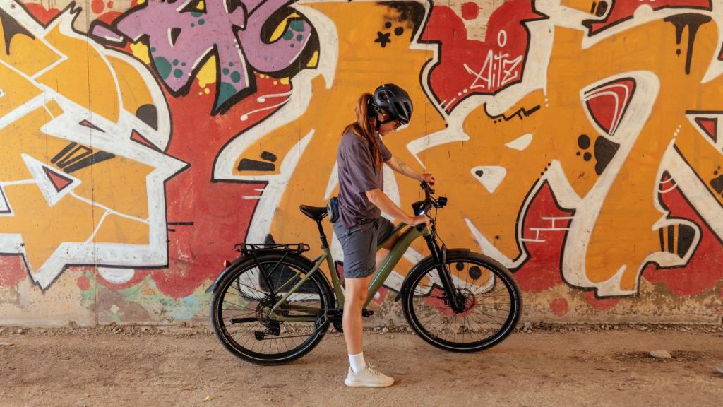 Imagen de archivo de una mujer en una bici eléctrica-