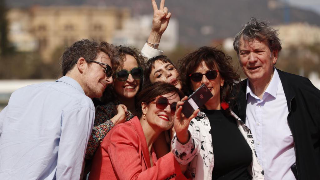 Las directoras Elvira Lindo y Daniela Frejerman, junto a los actores Víctor Clavijo y Aura Garrido y los productores Mariela Besuievsky y Gerardo Herrero, en la presentación de la película 'Alguien que cuide de mí'.