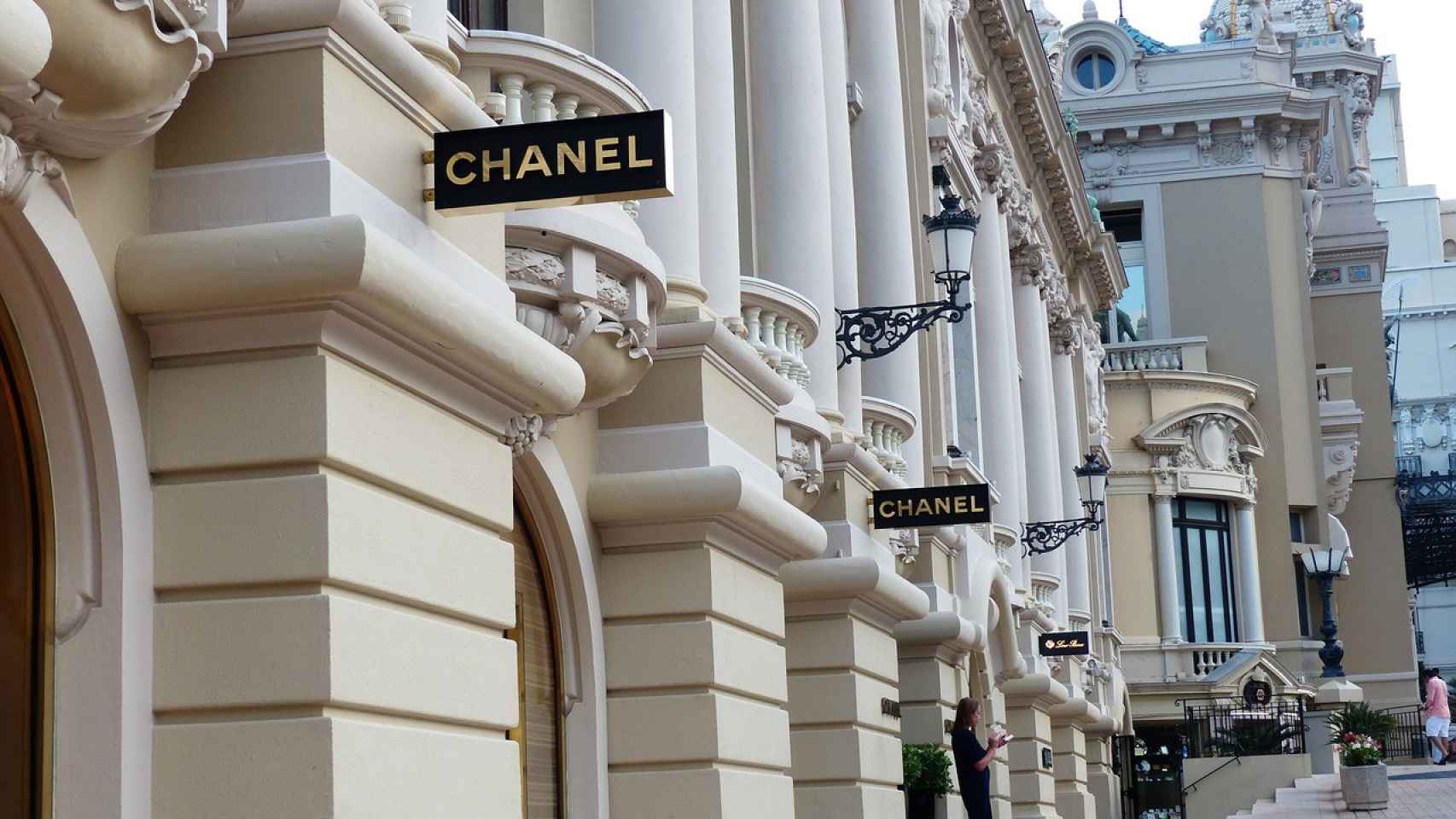 Una de las calles con tiendas de marcas de lujo en Mónaco.