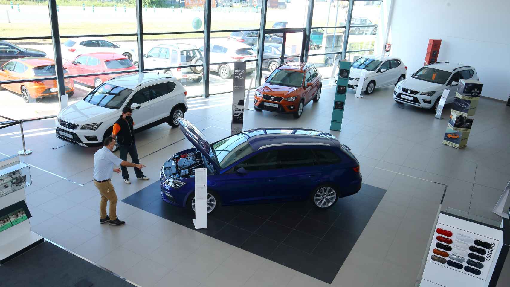 Un cliente acude a un concesionario de Ponferrada a ver la oferta de coches disponible.