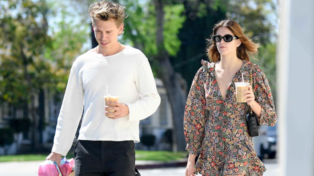 Austin Butler y Kaia Gerber en las calles de Los Ángeles.