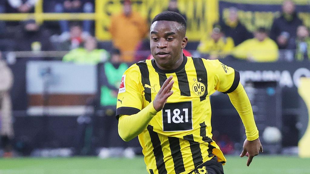 Moukoko, en un encuentro con el Borussia Dortmund.