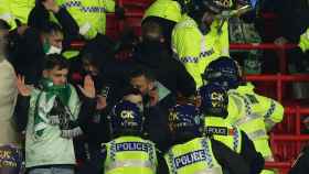 Radicales del Betis se enfrentan a la policía en Old Trafford