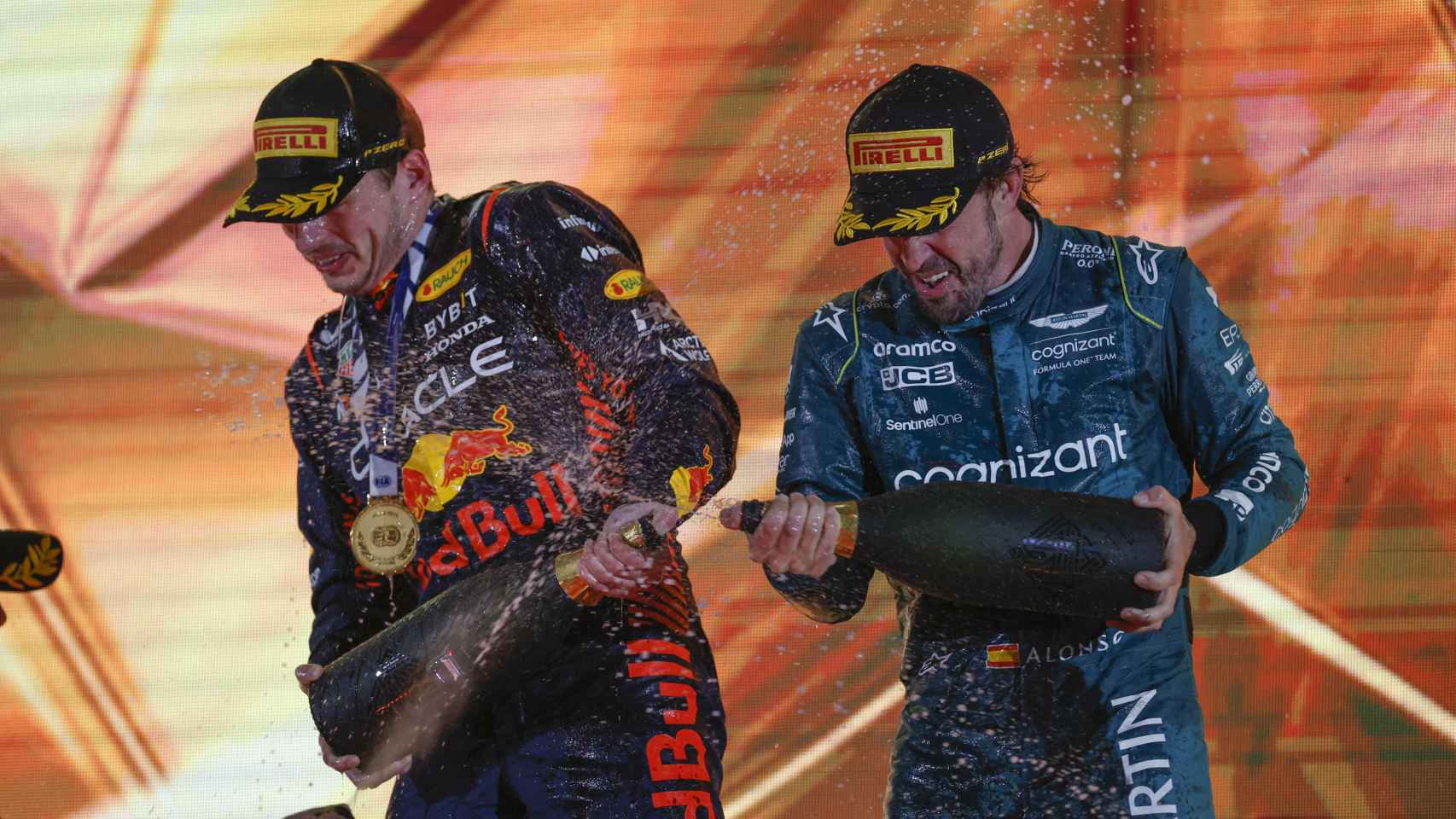 Max Verstappen y Fernando Alonso en el podio de Bahréin