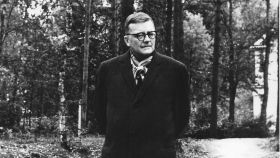Shostakóvich, en torno a 1965, paseando por su jardín. Foto: DSCH Journal