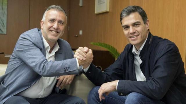 Ángel Víctor Torres, presidente socialista de Canarias, junto a Pedro Sánchez, presidente del Gobierno.