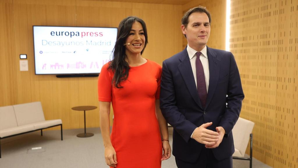 Begoña Villacís con Albert Rivera en el desayuno de Europa Press.