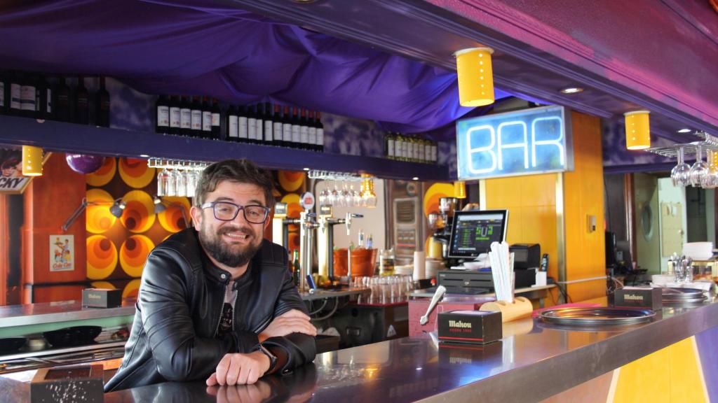 Cocituber, el influencer en la barra de su restaurante de Vallecas.