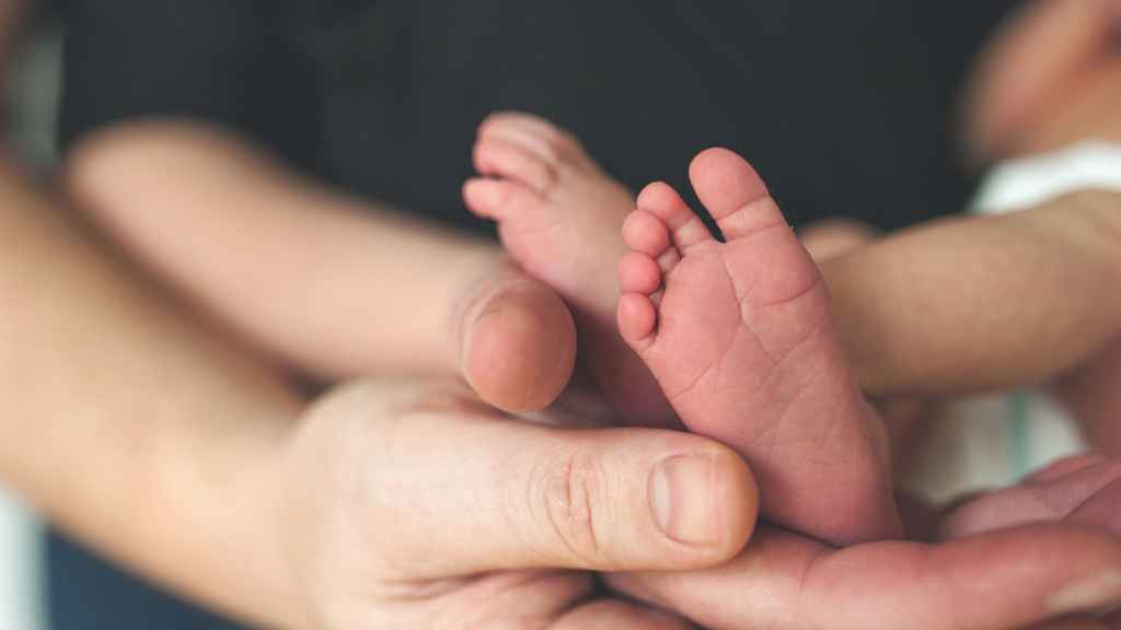 Imagen de archivo de los pies de un bebé.
