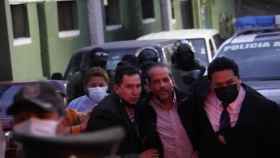 El opositor Luis Fernando Camacho (2d), tras ser detenido e ingresado a las oficinas de la Fuerza Especial de Lucha contra el Crimen.