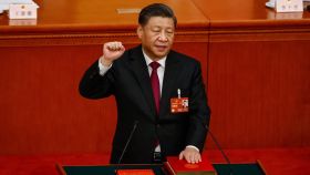 El presidente chino, Xi Jinping, jurando durante la Tercera Sesión Plenaria de la Asamblea Popular Nacional.
