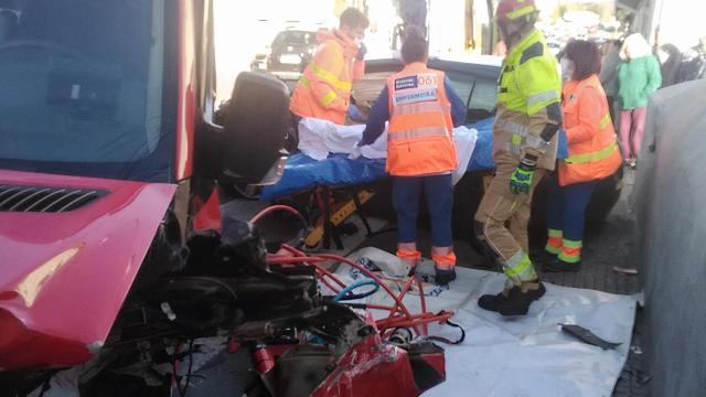 Accidente entre un microbús y un coche en Oleiros (A Coruña).