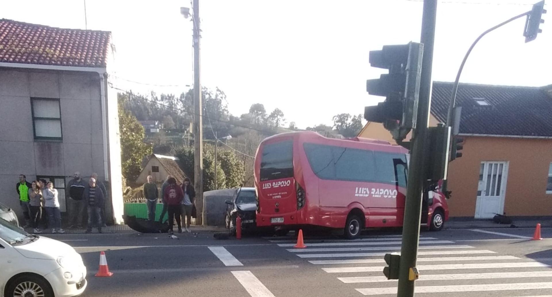 Accidente entre un microbús y un coche (Foto: SEM Oleiros)