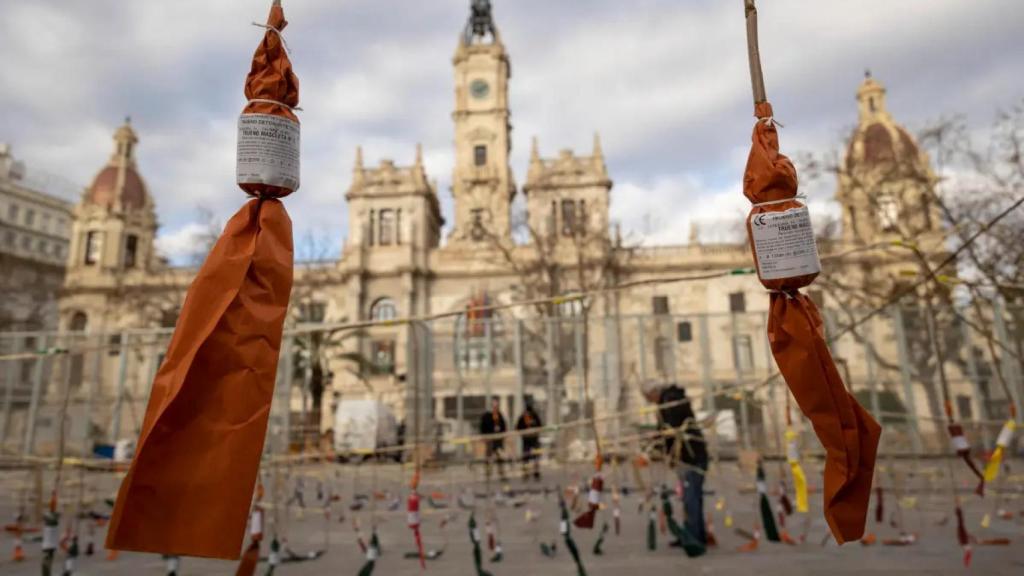 Detalles de una 'mascletà' de la Plaza del Ayuntamiento de Valencia.