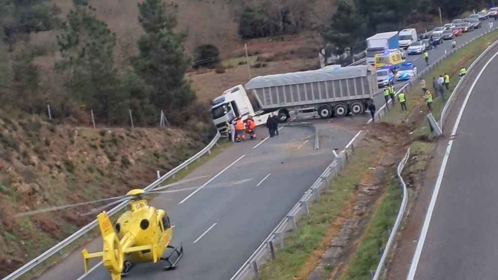 Accidente de un camión que ha cortado la autovía en Ourense.