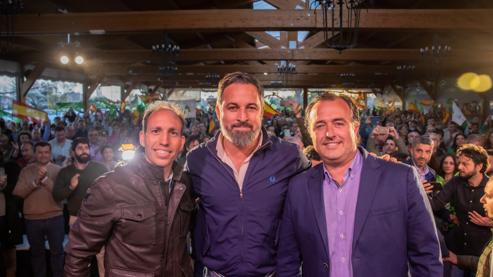 Daniel Arias, presidente de Vox Toledo; Santiago Abascal y David Moreno, candidato a la Junta de Comunidades de Castilla-La Mancha y a la Alcaldía de Talavera.