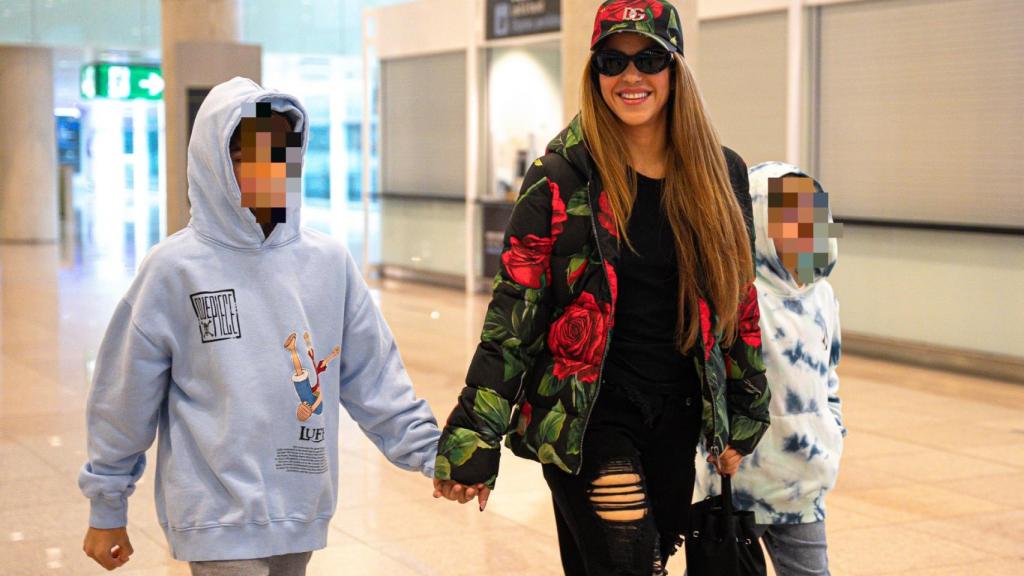 La cantante y sus hijos, rumbo a Nueva York.