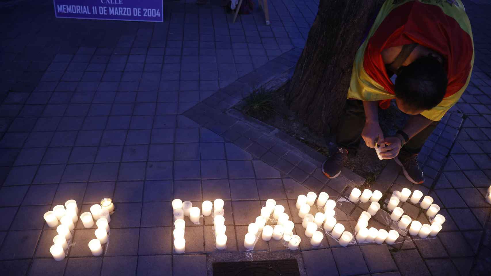 La Plataforma de Calles Dignas de Madrid realiza un homenaje a las víctimas del 11-M mediante la escritura colectiva de una frase formada por 193 velas (una por cada persona fallecida) y la lectura de poemas, este viernes en Madrid.
