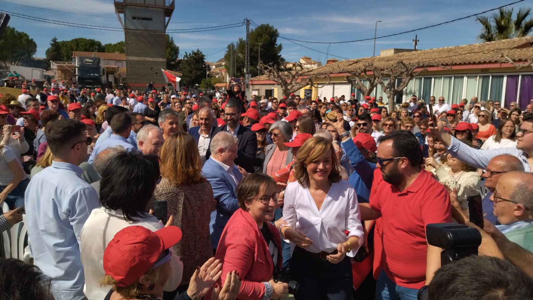 La ministra Alegría y el candidato Vélez, este sábado, recibiendo el cariño de cientos de militantes del PSOE.