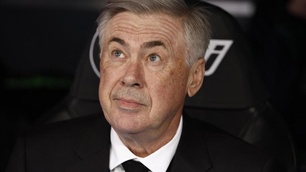 Ancelotti, en el banquillo antes de comenzar el partido frente al Espanyol.