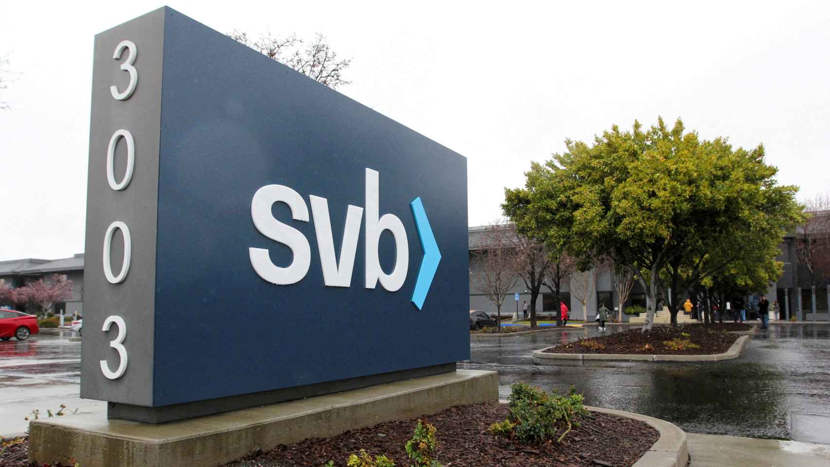 Logo de Silicon Valley Bank en la sede central del banco en Santa Clara.