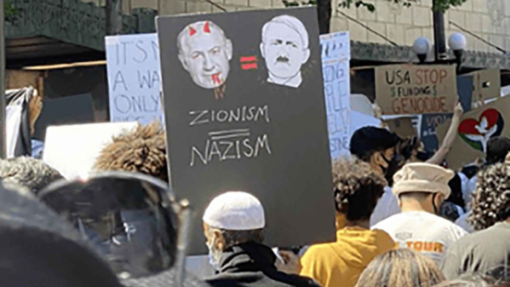 Un manifestante palestino porta una pancarta en la que se equipara a Netanyahu con Hitler.