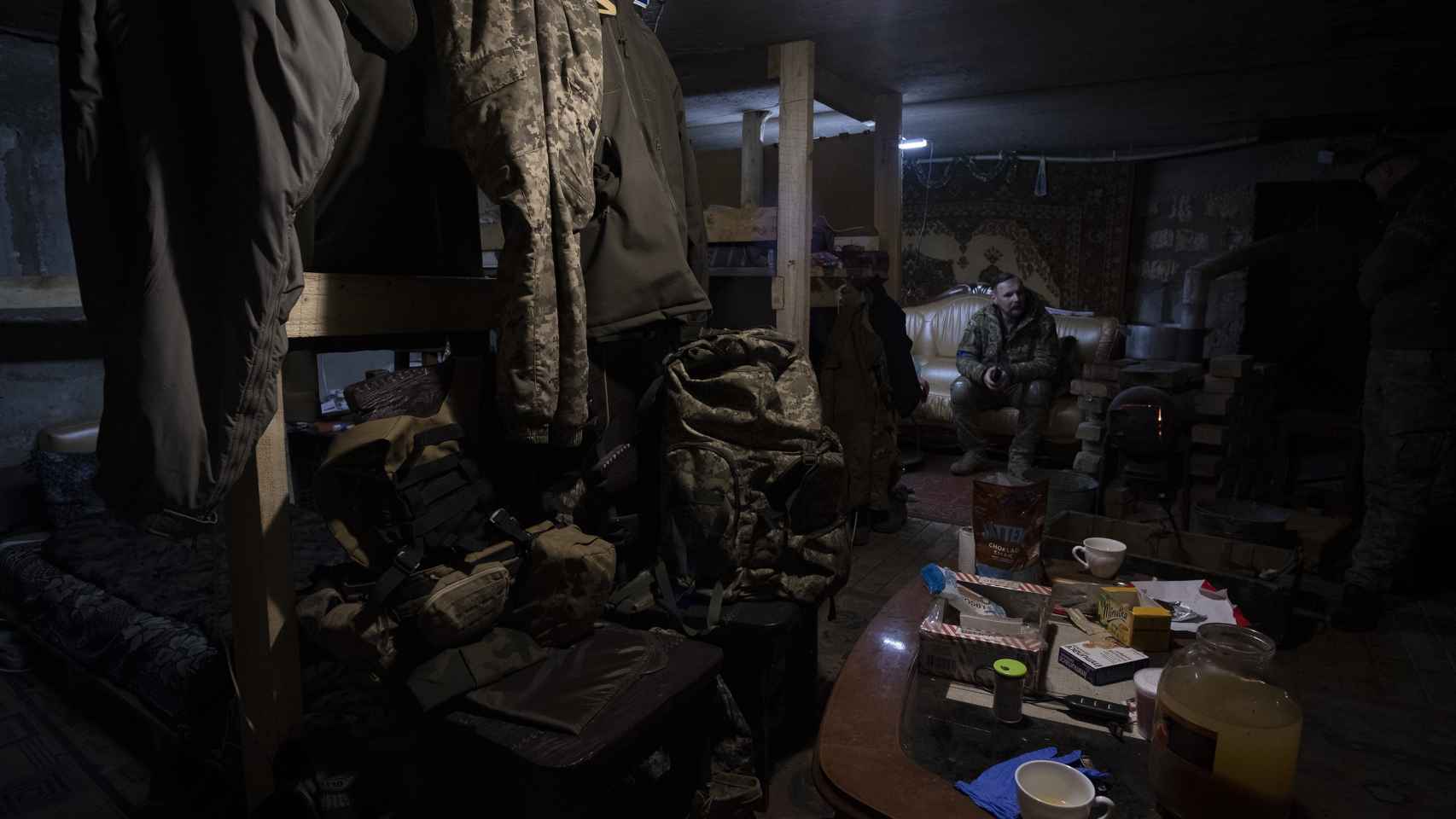Búnker subterráneo donde viven los soldados ucranianos en el frente de combate de Vuhledar (Donetsk).